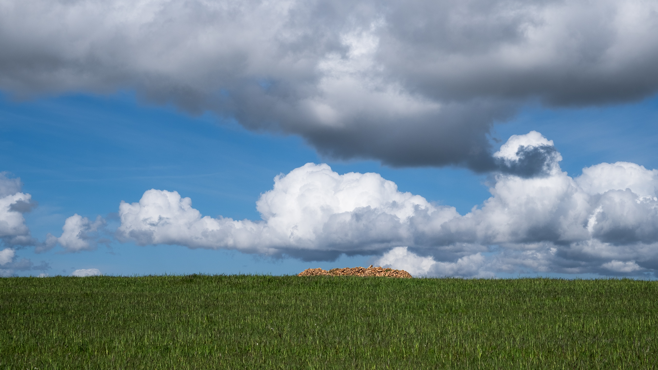 Minimalistische Landschaft – La Mancha unter dramatischem Wolkenhimmel